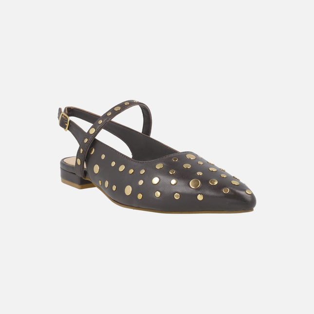 Bailarinas marrones de piel destalonadas con tachas doradas