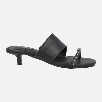 Black sandals with low heel and ring effect piece