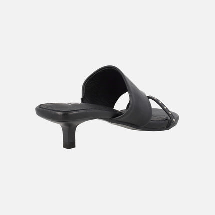 Black sandals with low heel and ring effect piece