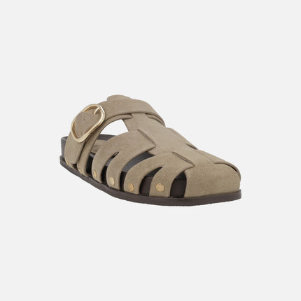 Zuecos de serraje color beige con hebilla y tachas doradas