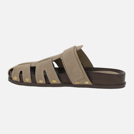 Zuecos de serraje color beige con hebilla y tachas doradas