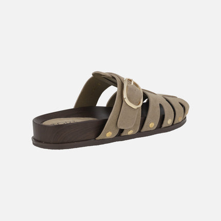 Zuecos de serraje color beige con hebilla y tachas doradas