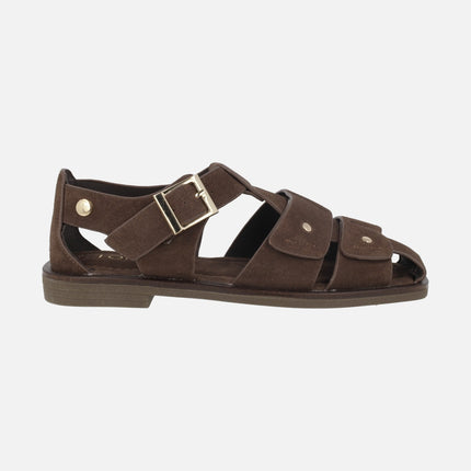 Sandalias cangrejeras en serraje marrón con tachas doradas