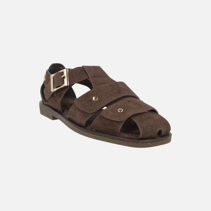 Sandalias cangrejeras en serraje marrón con tachas doradas