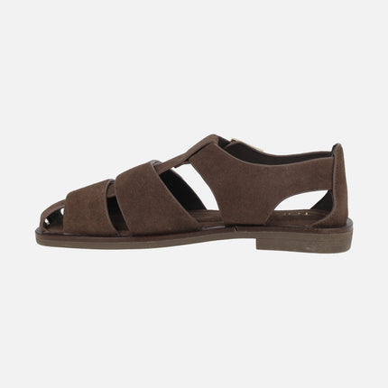 Sandalias cangrejeras en serraje marrón con tachas doradas