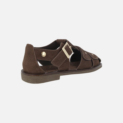 Sandalias cangrejeras en serraje marrón con tachas doradas