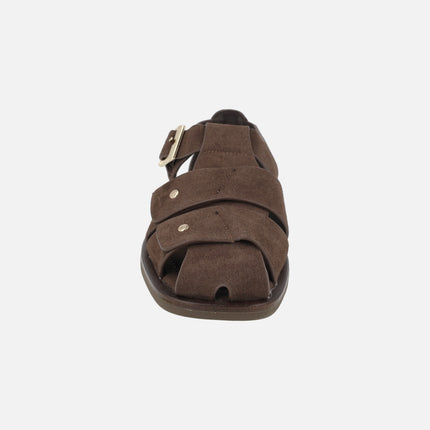 Sandalias cangrejeras en serraje marrón con tachas doradas