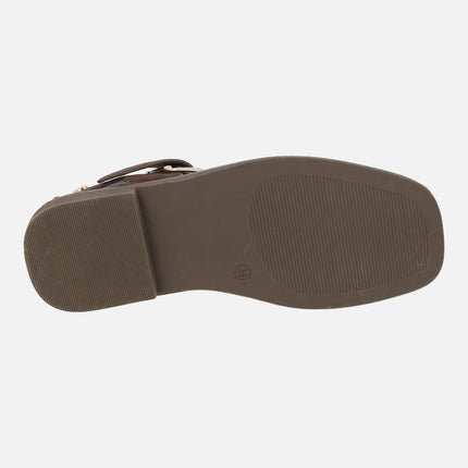 Sandalias cangrejeras en serraje marrón con tachas doradas