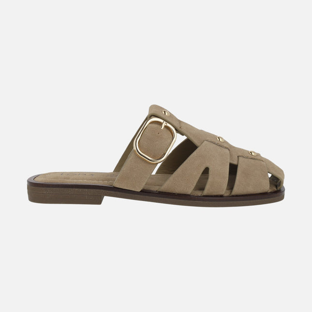 Zuecos calados en serraje beige con hebilla y tachas