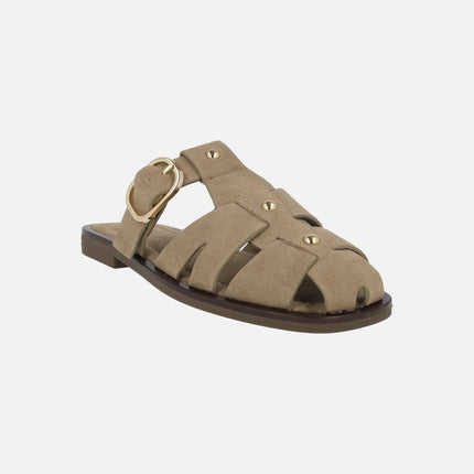 Zuecos calados en serraje beige con hebilla y tachas