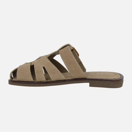 Zuecos calados en serraje beige con hebilla y tachas