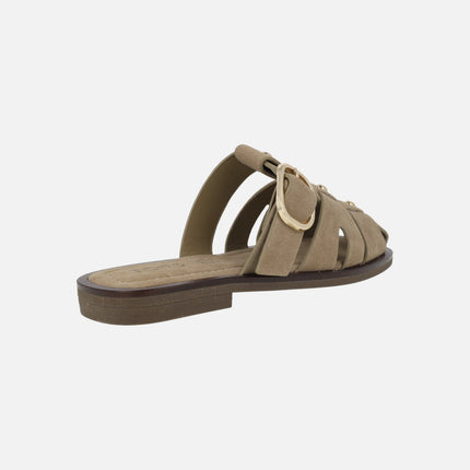 Zuecos calados en serraje beige con hebilla y tachas