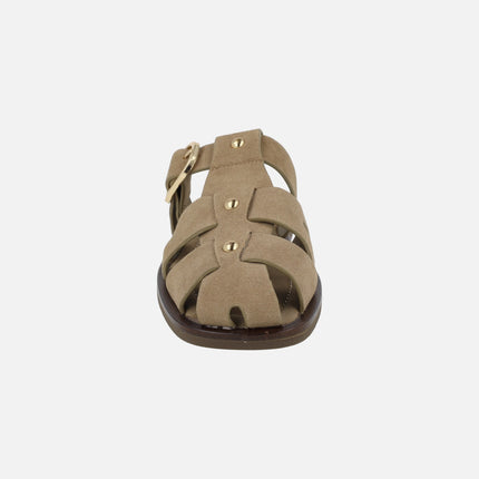 Zuecos calados en serraje beige con hebilla y tachas