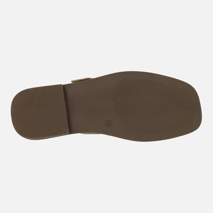 Zuecos calados en serraje beige con hebilla y tachas