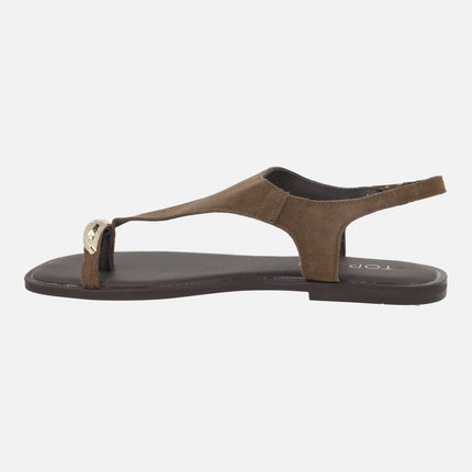 Sandalias planas en serraje moka con pieza y adorno para dedo
