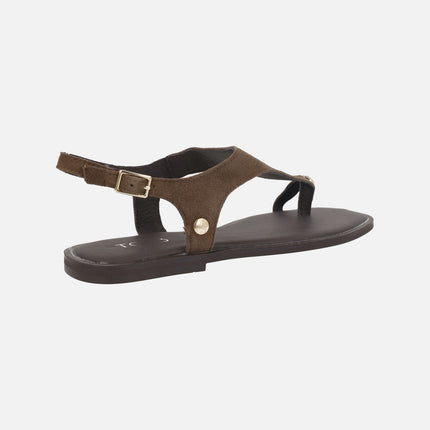 Sandalias planas en serraje moka con pieza y adorno para dedo
