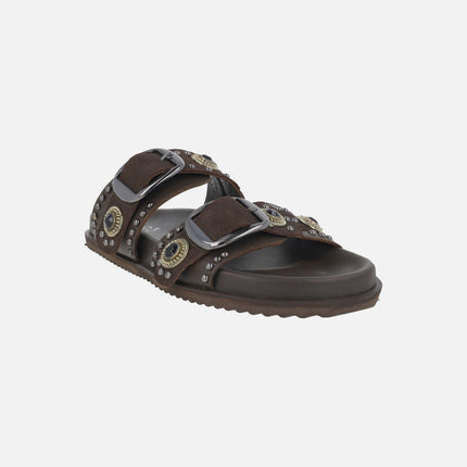 Sandalias de dos hebillas en piel moka con tachas y pedrería