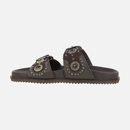 Sandalias de dos hebillas en piel moka con tachas y pedrería