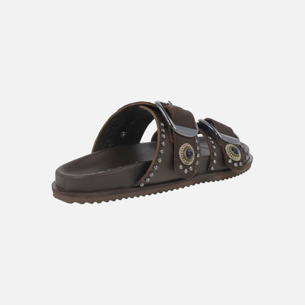 Sandalias de dos hebillas en piel moka con tachas y pedrería