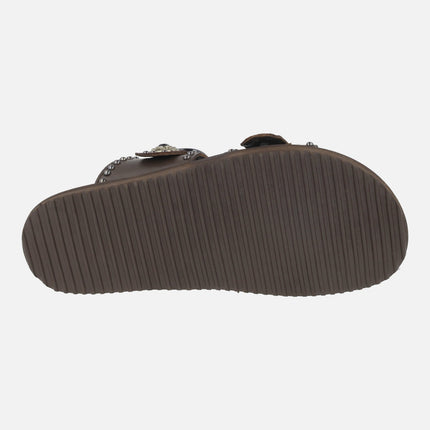 Sandalias de dos hebillas en piel moka con tachas y pedrería