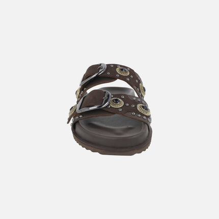 Sandalias de dos hebillas en piel moka con tachas y pedrería