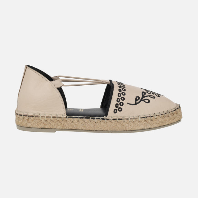 Zapatillas de esparto de color beige con bordados en negro