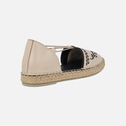 Zapatillas de esparto de color beige con bordados en negro