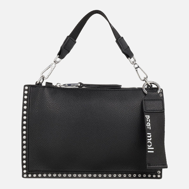 Bolsos en negro con detalle de remaches plateados y doble asa