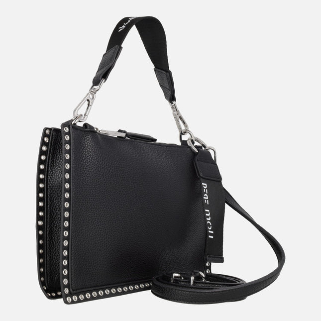 Bolsos en negro con detalle de remaches plateados y doble asa