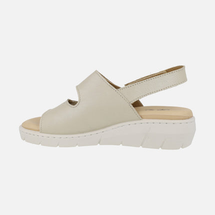 Sandalias confort en piel beige con cierre de velcros