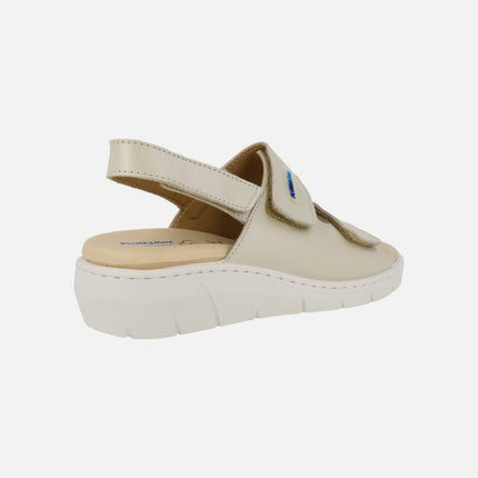 Sandalias confort en piel beige con cierre de velcros