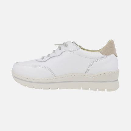 Deportivas blancas de piel con detalles beige y cordones elásticos