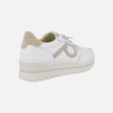 Deportivas blancas de piel con detalles beige y cordones elásticos