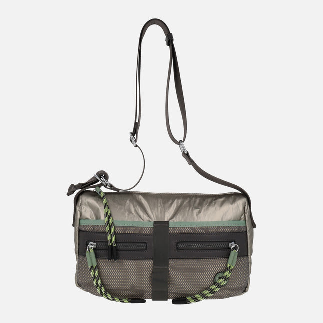 Bolsos bandolera en tonos metalizados con bolsillos