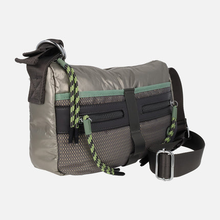 Bolsos bandolera en tonos metalizados con bolsillos
