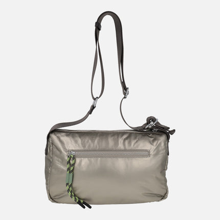 Bolsos bandolera en tonos metalizados con bolsillos