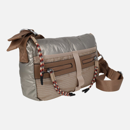 Bolsos bandolera en tonos metalizados con bolsillos