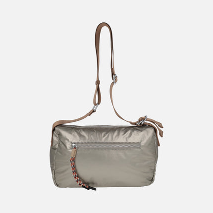Bolsos bandolera en tonos metalizados con bolsillos