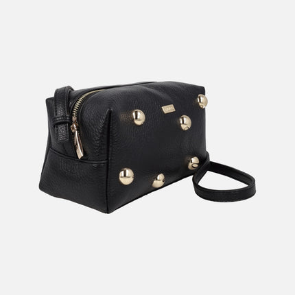 Bolsos bandolera de color negro con tachuelas doradas