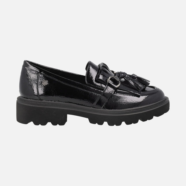 Mocasines de charol negro con copete de flecos y borlas
