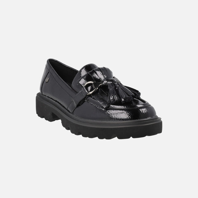Mocasines de charol negro con copete de flecos y borlas