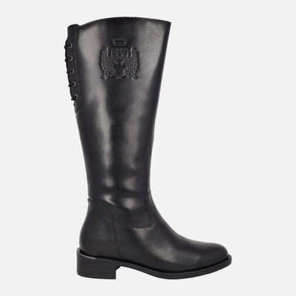 Botas de piel con caña alta y detalle de escudo en relieve