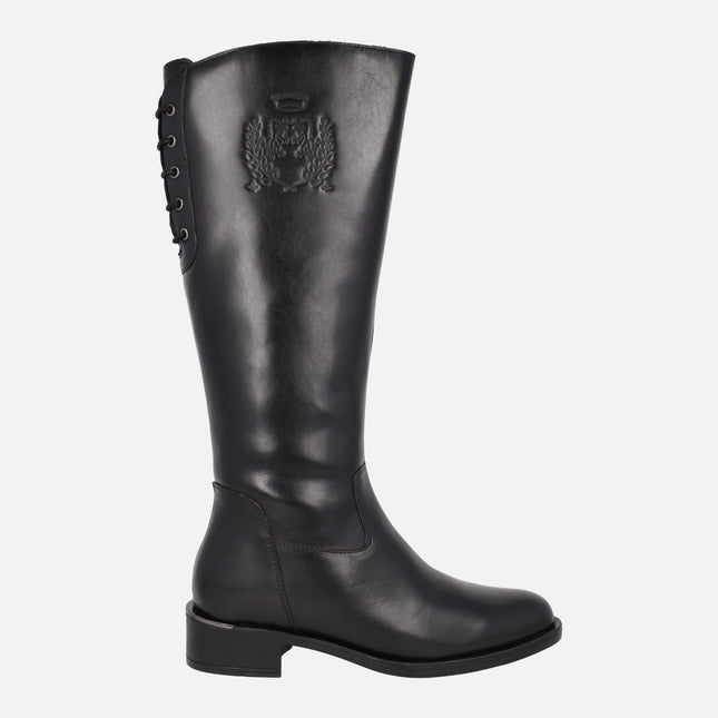 Botas de piel con caña alta y detalle de escudo en relieve