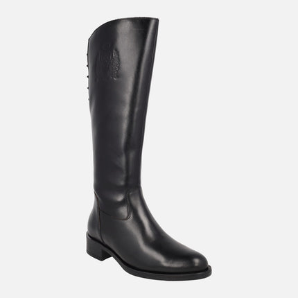 Botas de piel con caña alta y detalle de escudo en relieve