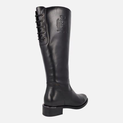 Botas de piel con caña alta y detalle de escudo en relieve