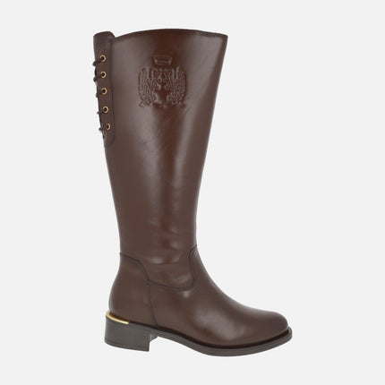 Botas de piel con caña alta y detalle de escudo en relieve