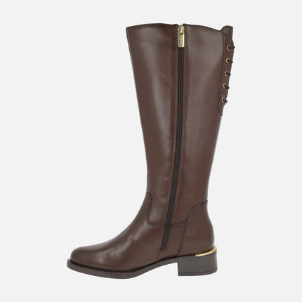 Botas de piel con caña alta y detalle de escudo en relieve