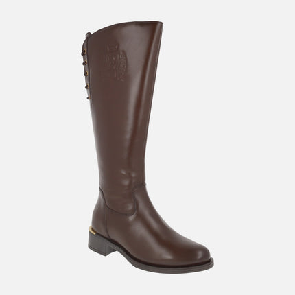 Botas de piel con caña alta y detalle de escudo en relieve