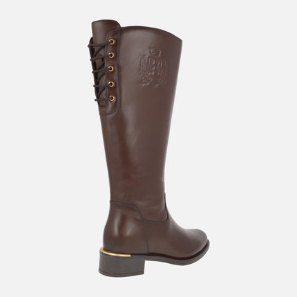 Botas de piel con caña alta y detalle de escudo en relieve