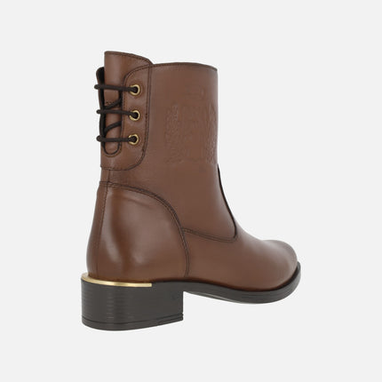 Botines de piel color camel con relieve de escudo